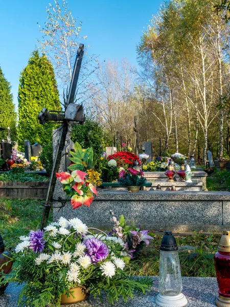 Cemitérios com tributos florais — Fotografia de Stock