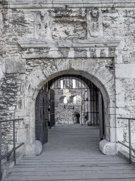 Ruins of medieval castle Ogrodzieniec - the gate — Stock Photo, Image