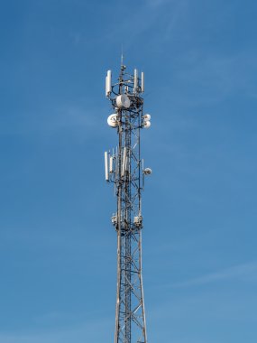Telekomünikasyon kule mavi gökyüzü üzerinde