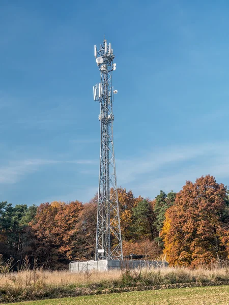 Torre delle telecomunicazioni sopra il cielo blu — Foto Stock