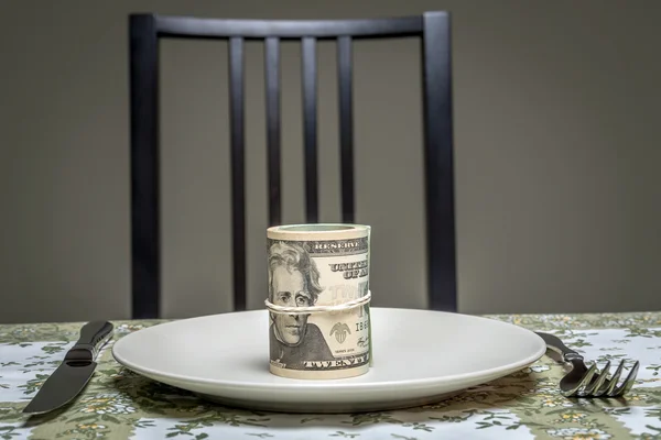 Wad dollar serveras på tallrik — Stockfoto