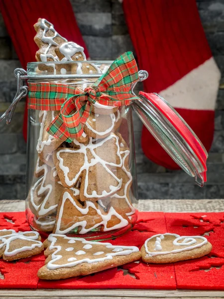 Galletas de jengibre de Navidad en frasco de vidrio —  Fotos de Stock