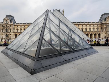 louvre Müzesi ana avlu 