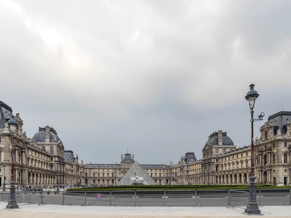 Patio principal del Museo del Louvre —  Fotos de Stock