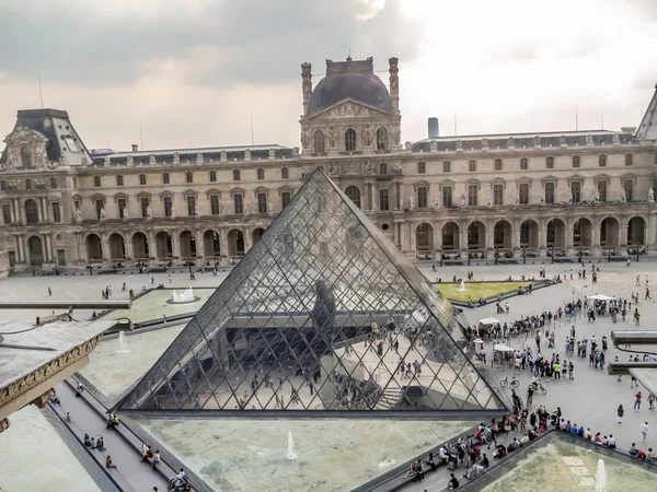 Louvre Müzesi ana avlu — Stok fotoğraf