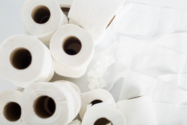 tuvalet kağıdı rulo ile beyaz arka plan.