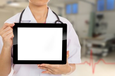 Hastanede boş ekran gösterisi için doktor holding tablet