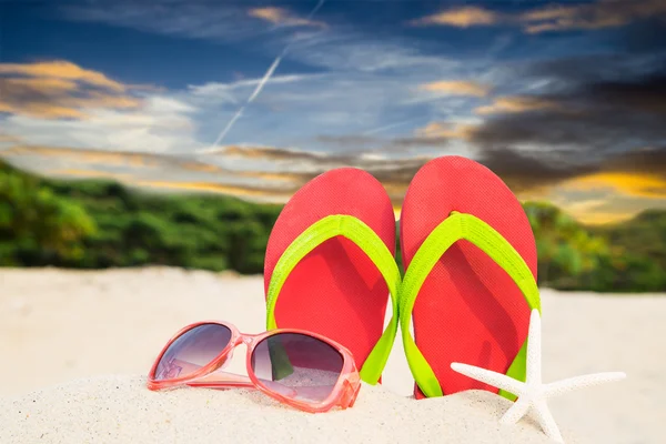 Bunte Sandalen am Strand — Stockfoto