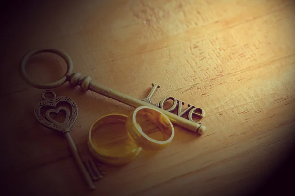 Gold heart key and engagement ring — Stock Photo, Image