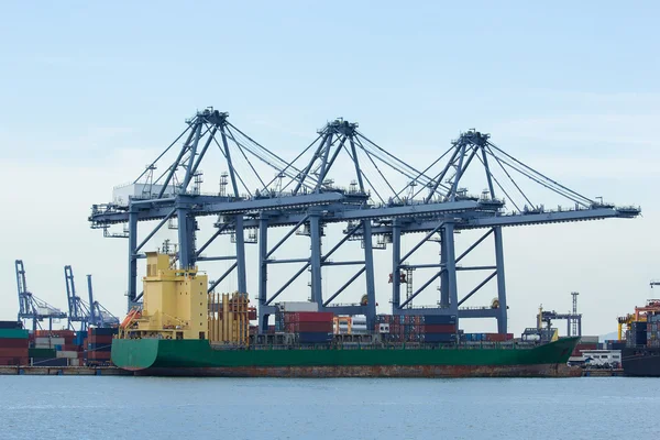 Terminal de contenedores portuarios para productos de transporte — Foto de Stock