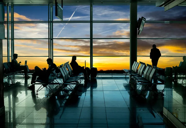 Havaalanı terminal, ulaşım için yolcu bekleme — Stok fotoğraf