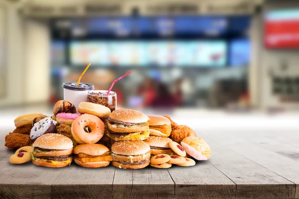 Fast food, hamburger al formaggio per il pranzo — Foto Stock