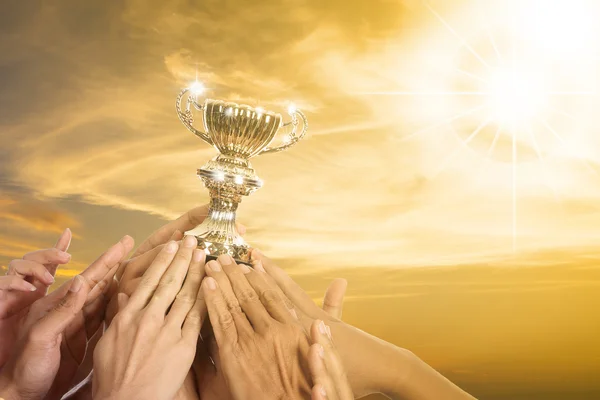 Başarı iş onların kazanan kupa ile