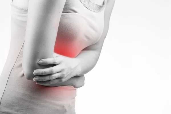 Mide ağrı kadın beyaz arka plan ile