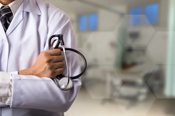 Médecin tenant un stéthoscope avec uniforme médical — Photo