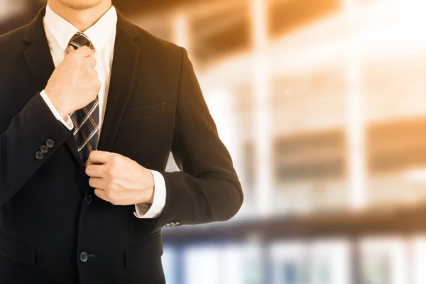 Empresário ajustar gravata — Fotografia de Stock
