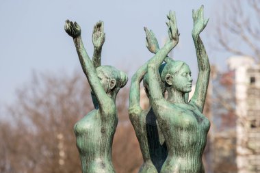 Sapporo, Japonya-Nisan 25, 2016: üç dans kadın bronz heykeller stand önce sapporo kule Odori Park, Sapporo, Hokkaido, Japonya