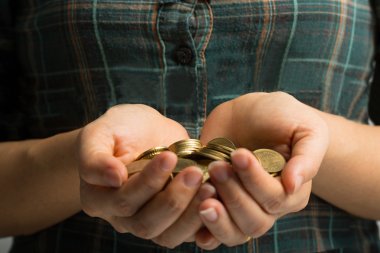 Ellerini doğada bitki yetiştirme.