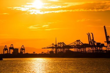 Konteyner terminali ulaşım için ürününüzü siluet ile bağlantı noktası