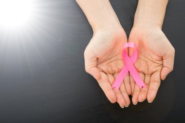 Sağlık kavramı göstermek gerekir kadın tarafından holding Meme Kanseri Bilinçlendirme şerit pembe.