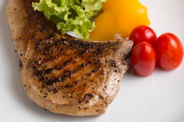 Izgara domuz pirzolası hazırlamak için müşteri hizmet 