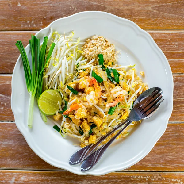 Pad Thai Noodle Żywności Płycie Drewna — Zdjęcie stockowe