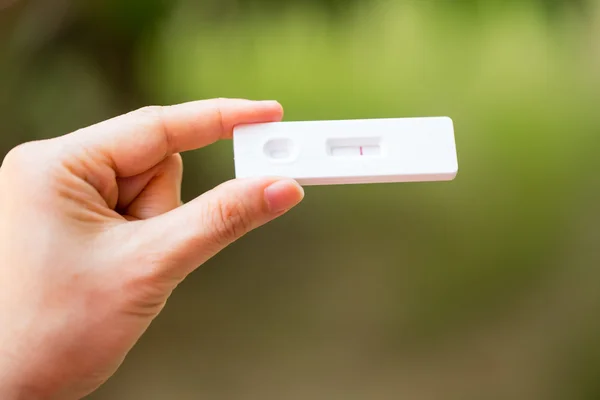 Graviditetstest, kvinna med testare gravid — Stockfoto
