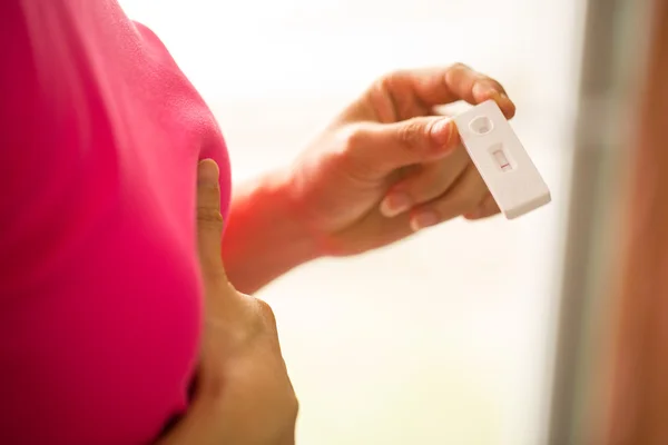 Pregnancy test ,woman holding tester pregnant — Stock Photo, Image