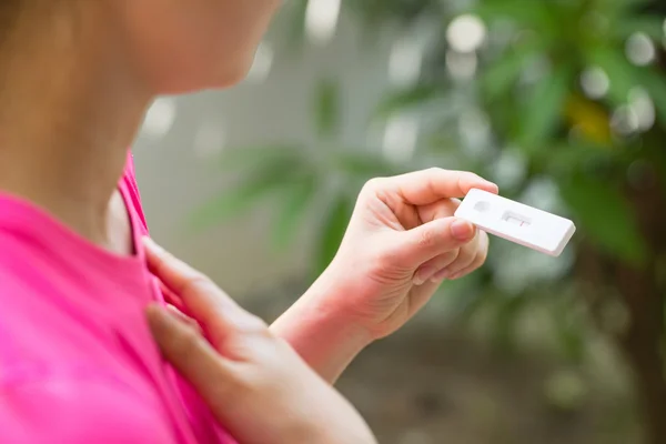 Pregnancy test ,woman holding tester pregnant — Stock Photo, Image