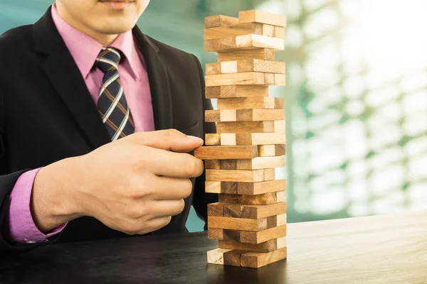 İş risk kavramı ile ahşap jenga oyunu — Stok fotoğraf