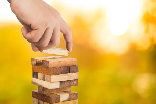 Risken affärsidé med trä jenga spel — Stockfoto