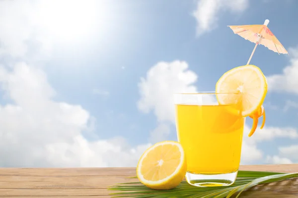 Літній коктейль лимонний напій для вашого напою у відпустці . — стокове фото