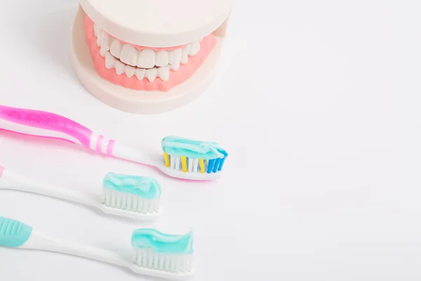 Zahnpflege mit Zahnbürste — Stockfoto