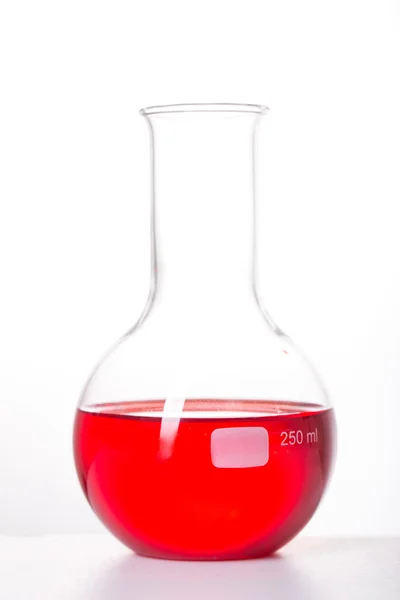 Fiole de chimie verrerie pour laboratoire d'essai . — Photo