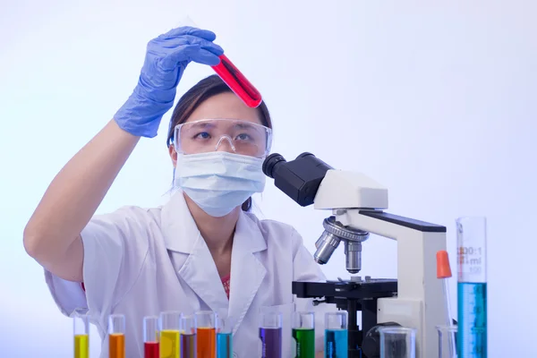 Badanie laboratoryjne osób badania i analizy chemiscal — Zdjęcie stockowe