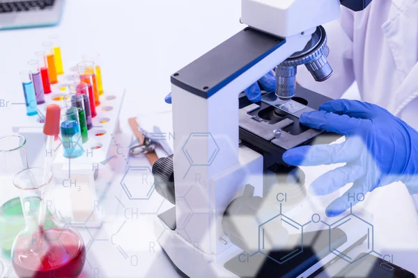 Pesquisa e análise de pessoas de laboratório teste químico com micro — Fotografia de Stock