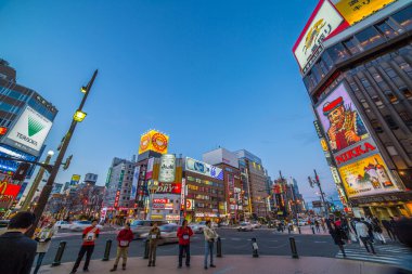 Sapporo, Hokkaido - 27 Nisan 2016: Susukino Sapporo üç major dirstrict Japon nerede eğlenceli ve alışveriş. Bu alanda 4000 dükkan toplam ve gece yarısına kadar açık.