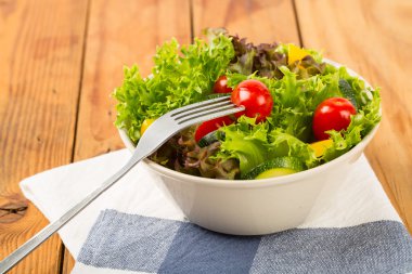 Masadaki kasede taze sebze salatası.