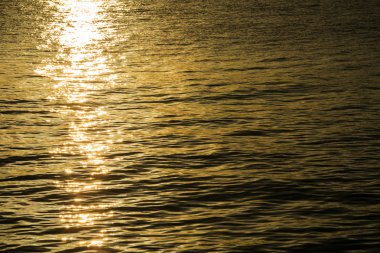 Su dalga deniz suface sabah ışık etkisi ile.