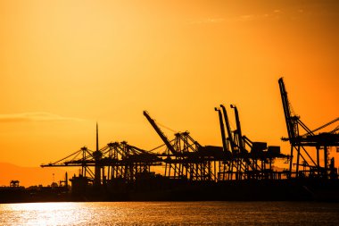 Konteyner terminali ulaşım için ürününüzü siluet ile bağlantı noktası