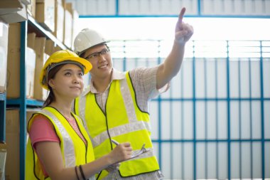 Depo çalışanları hisse senedi ürünlerini kontrol ediyor..