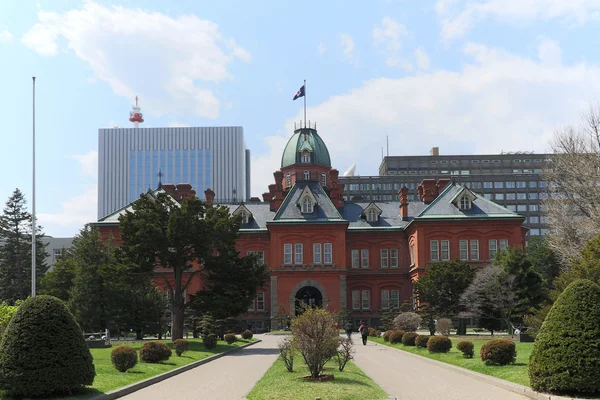 札幌市 2016 旧北海道政府事務所が札幌市内の博物館を訪問する人々 と観光のための西部様式の赤煉瓦で構築されています — ストック写真