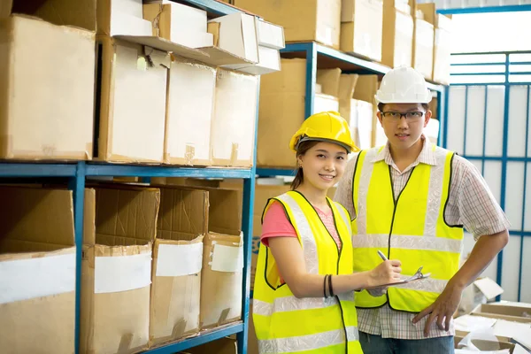 Warehouse Worker Checking Stock Products Shipping Customer — Stock Photo, Image