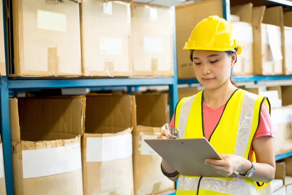 Warehouse Worker Checking Stock Products Shipping Customer — Stock Photo, Image