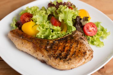 Izgara domuz pirzolası hazırlamak için hizmet etmesi için Müşteri tablosundaki.