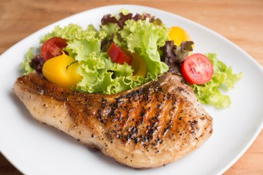 Izgara domuz pirzolası hazırlamak için hizmet etmesi için Müşteri tablosundaki.