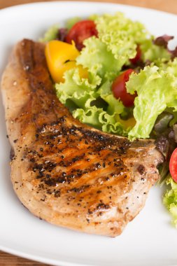 Izgara domuz pirzolası hazırlamak için hizmet etmesi için Müşteri tablosundaki.