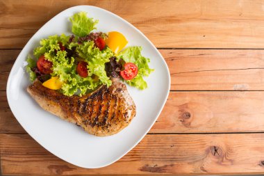 Izgara domuz pirzolası hazırlamak için hizmet etmesi için Müşteri tablosundaki.