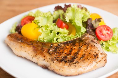 Izgara domuz pirzolası hazırlamak için hizmet etmesi için Müşteri tablosundaki.