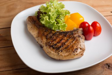 Izgara domuz pirzolası hazırlamak için hizmet etmesi için Müşteri tablosundaki.